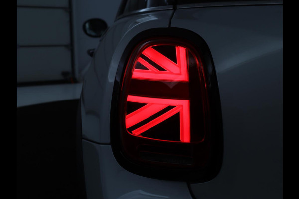 MINI 5-Deurs 1.5 Cooper Business Edition | Leder | Cruise control | Head-up | Camera | Park assist | Carplay | Climate control | 17" velgen