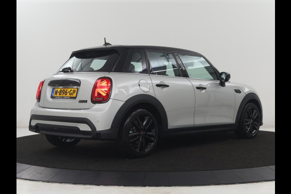 MINI 5-Deurs 1.5 Cooper Business Edition | Leder | Cruise control | Head-up | Camera | Park assist | Carplay | Climate control | 17" velgen