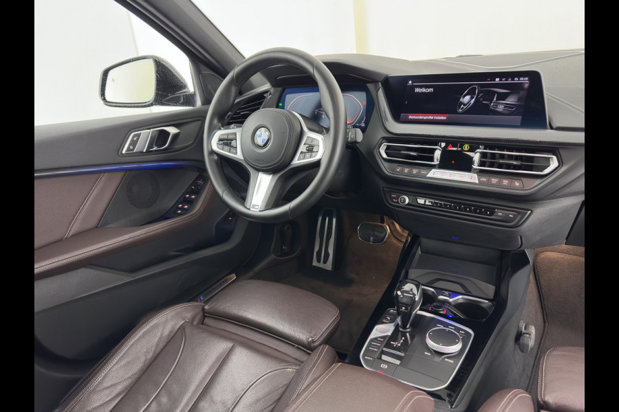 BMW 1-serie 118i M-Sport-Styling High Executive Edition (INCL-BTW) Aut.*PANO | FULL-LED | DIGI-COCKPIT | HIFI-SOUND | CAMERA | HEATED-SPORTSEATS | NAVI-FULLMAP | AMBIENTLIGHT | PRIVACY-GLASS | ECC | CARBON-INLAY | PDC | CRUISE | DAB | 18"ALU*