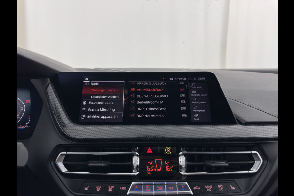 BMW 1-serie 118i M-Sport-Styling High Executive Edition (INCL-BTW) Aut.*PANO | FULL-LED | DIGI-COCKPIT | HIFI-SOUND | CAMERA | HEATED-SPORTSEATS | NAVI-FULLMAP | AMBIENTLIGHT | PRIVACY-GLASS | ECC | CARBON-INLAY | PDC | CRUISE | DAB | 18"ALU*