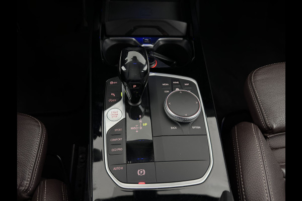 BMW 1-serie 118i M-Sport-Styling High Executive Edition (INCL-BTW) Aut.*PANO | FULL-LED | DIGI-COCKPIT | HIFI-SOUND | CAMERA | HEATED-SPORTSEATS | NAVI-FULLMAP | AMBIENTLIGHT | PRIVACY-GLASS | ECC | CARBON-INLAY | PDC | CRUISE | DAB | 18"ALU*