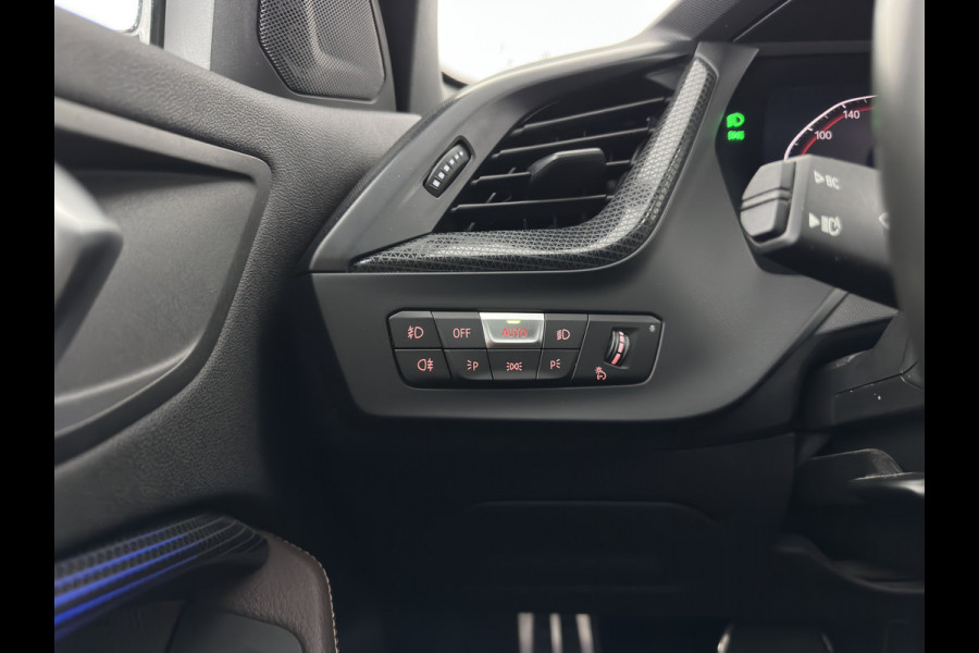 BMW 1-serie 118i M-Sport-Styling High Executive Edition (INCL-BTW) Aut.*PANO | FULL-LED | DIGI-COCKPIT | HIFI-SOUND | CAMERA | HEATED-SPORTSEATS | NAVI-FULLMAP | AMBIENTLIGHT | PRIVACY-GLASS | ECC | CARBON-INLAY | PDC | CRUISE | DAB | 18"ALU*