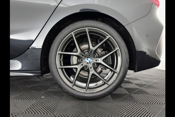 BMW 1-serie 118i M-Sport-Styling High Executive Edition (INCL-BTW) Aut.*PANO | FULL-LED | DIGI-COCKPIT | HIFI-SOUND | CAMERA | HEATED-SPORTSEATS | NAVI-FULLMAP | AMBIENTLIGHT | PRIVACY-GLASS | ECC | CARBON-INLAY | PDC | CRUISE | DAB | 18"ALU*
