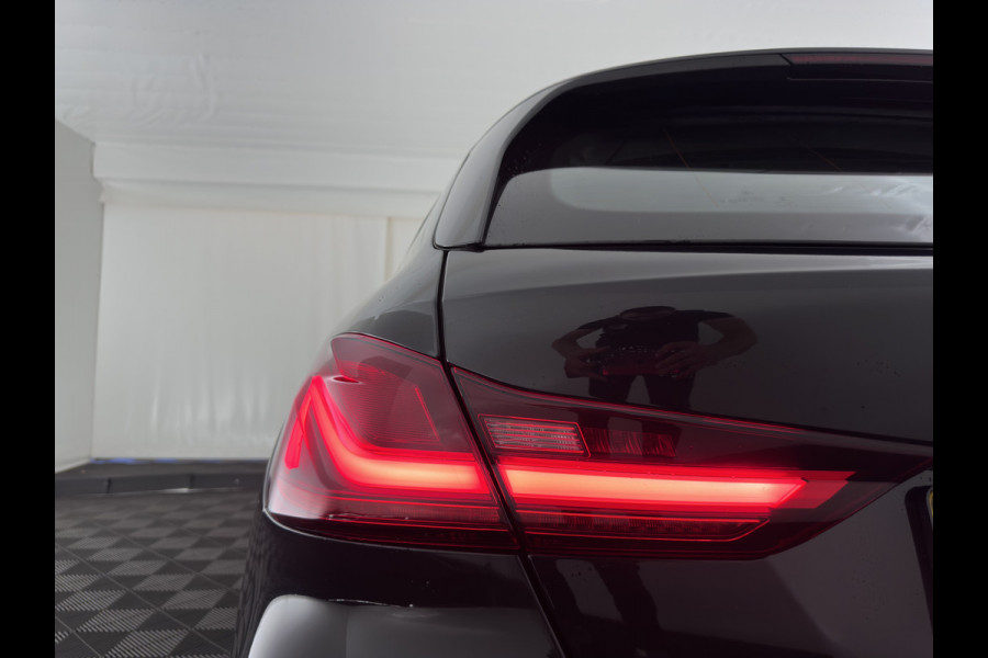 BMW 1-serie 118i M-Sport-Styling High Executive Edition (INCL-BTW) Aut.*PANO | FULL-LED | DIGI-COCKPIT | HIFI-SOUND | CAMERA | HEATED-SPORTSEATS | NAVI-FULLMAP | AMBIENTLIGHT | PRIVACY-GLASS | ECC | CARBON-INLAY | PDC | CRUISE | DAB | 18"ALU*