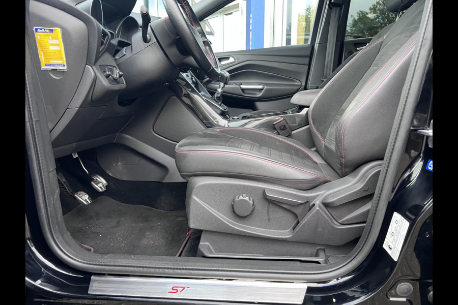 Ford Kuga 1.5 EcoBoost ST Line | Winterpack | Trekkaak | 2000kg trekgewicht | Panoramadak | 19 inch lichtmetalen velgen |
