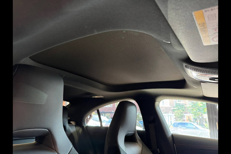 Mercedes-Benz CLA-Klasse 180 Premium Plus AUT. PANORAMADAK SFEERVERLICHTING NAVIGATIE CAMERA AIRCO CRUISE STOELVERWARMING