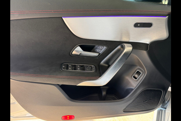 Mercedes-Benz CLA-Klasse 180 Premium Plus AUT. PANORAMADAK SFEERVERLICHTING NAVIGATIE CAMERA AIRCO CRUISE STOELVERWARMING