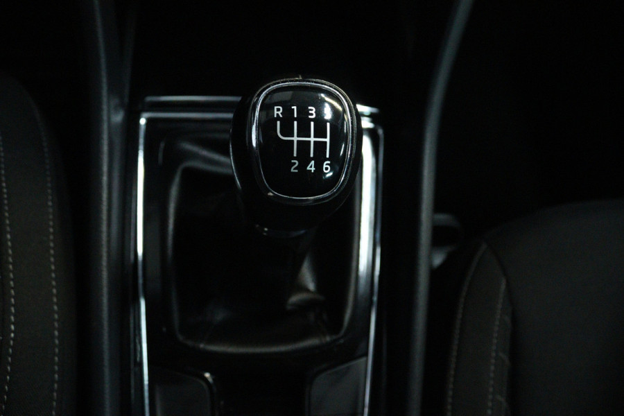 Škoda Karoq 1.5 TSI ACT Style (TREKHAAK, CAMERA, NAVIGATIE CARPLAY, CRUISE CONTROL, PARKEERSENSOREN)