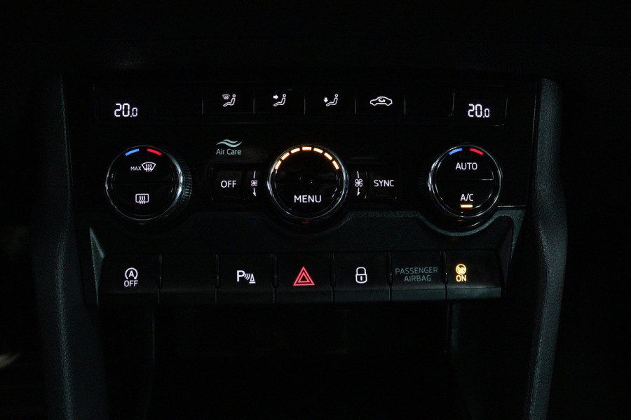 Škoda Karoq 1.5 TSI ACT Style (TREKHAAK, CAMERA, NAVIGATIE CARPLAY, CRUISE CONTROL, PARKEERSENSOREN)