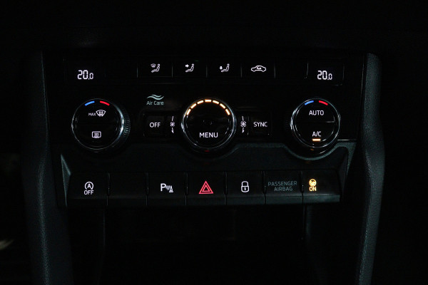 Škoda Karoq 1.5 TSI ACT Style (TREKHAAK, CAMERA, NAVIGATIE CARPLAY, CRUISE CONTROL, PARKEERSENSOREN)