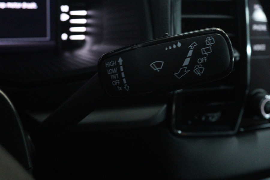 Škoda Karoq 1.5 TSI ACT Style (TREKHAAK, CAMERA, NAVIGATIE CARPLAY, CRUISE CONTROL, PARKEERSENSOREN)