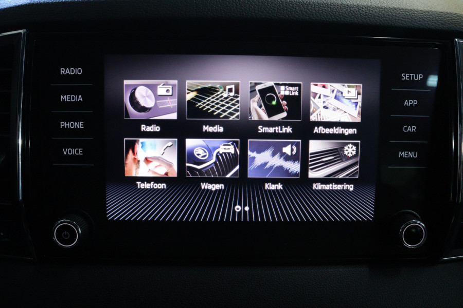 Škoda Karoq 1.5 TSI ACT Style (TREKHAAK, CAMERA, NAVIGATIE CARPLAY, CRUISE CONTROL, PARKEERSENSOREN)
