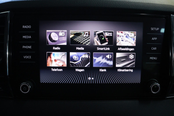Škoda Karoq 1.5 TSI ACT Style (TREKHAAK, CAMERA, NAVIGATIE CARPLAY, CRUISE CONTROL, PARKEERSENSOREN)