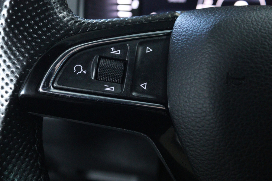 Škoda Karoq 1.5 TSI ACT Style (TREKHAAK, CAMERA, NAVIGATIE CARPLAY, CRUISE CONTROL, PARKEERSENSOREN)