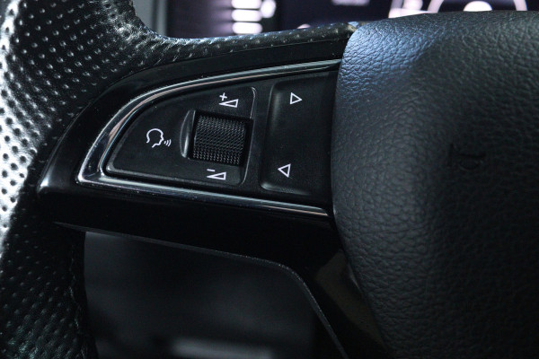 Škoda Karoq 1.5 TSI ACT Style (TREKHAAK, CAMERA, NAVIGATIE CARPLAY, CRUISE CONTROL, PARKEERSENSOREN)