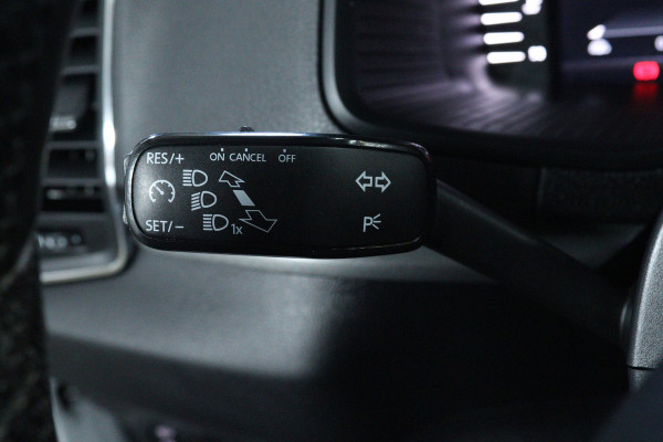 Škoda Karoq 1.5 TSI ACT Style (TREKHAAK, CAMERA, NAVIGATIE CARPLAY, CRUISE CONTROL, PARKEERSENSOREN)