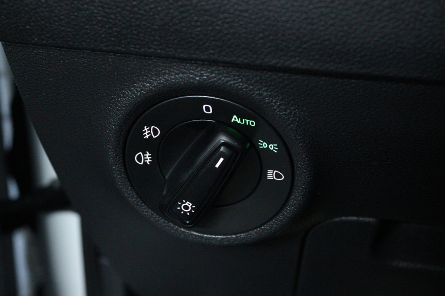 Škoda Karoq 1.5 TSI ACT Style (TREKHAAK, CAMERA, NAVIGATIE CARPLAY, CRUISE CONTROL, PARKEERSENSOREN)
