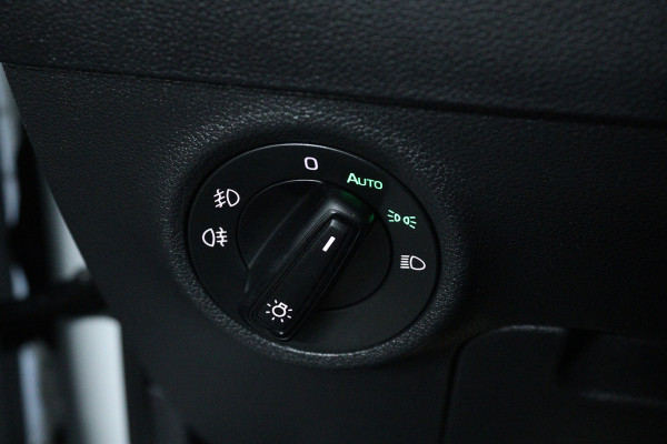 Škoda Karoq 1.5 TSI ACT Style (TREKHAAK, CAMERA, NAVIGATIE CARPLAY, CRUISE CONTROL, PARKEERSENSOREN)