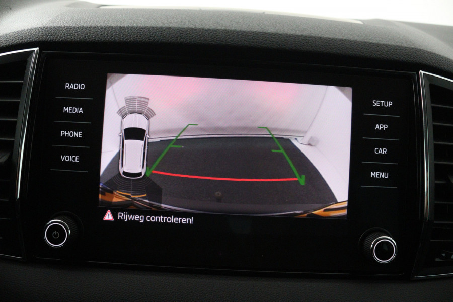 Škoda Karoq 1.5 TSI ACT Style (TREKHAAK, CAMERA, NAVIGATIE CARPLAY, CRUISE CONTROL, PARKEERSENSOREN)