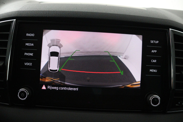 Škoda Karoq 1.5 TSI ACT Style (TREKHAAK, CAMERA, NAVIGATIE CARPLAY, CRUISE CONTROL, PARKEERSENSOREN)
