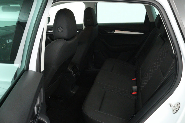 Škoda Karoq 1.5 TSI ACT Style (TREKHAAK, CAMERA, NAVIGATIE CARPLAY, CRUISE CONTROL, PARKEERSENSOREN)