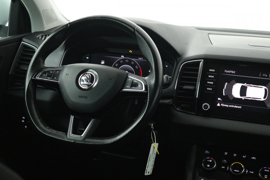 Škoda Karoq 1.5 TSI ACT Style (TREKHAAK, CAMERA, NAVIGATIE CARPLAY, CRUISE CONTROL, PARKEERSENSOREN)