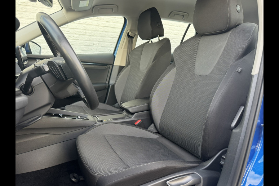 Škoda Octavia Combi 1.0 e-TSI Ambition Automaat ElectrTrekhaak Clima Carplay Navi Digitaal Dash Sfeerverlichting All-Season banden