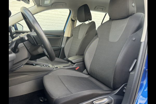 Škoda Octavia Combi 1.0 e-TSI Ambition Automaat ElectrTrekhaak Clima Carplay Navi Digitaal Dash Sfeerverlichting All-Season banden