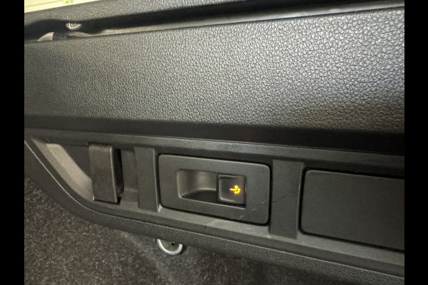 Škoda Octavia Combi 1.0 e-TSI Ambition Automaat ElectrTrekhaak Clima Carplay Navi Digitaal Dash Sfeerverlichting All-Season banden