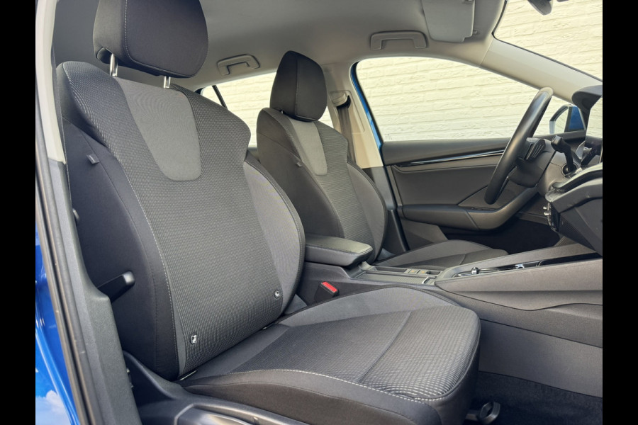 Škoda Octavia Combi 1.0 e-TSI Ambition Automaat ElectrTrekhaak Clima Carplay Navi Digitaal Dash Sfeerverlichting All-Season banden