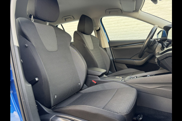 Škoda Octavia Combi 1.0 e-TSI Ambition Automaat ElectrTrekhaak Clima Carplay Navi Digitaal Dash Sfeerverlichting All-Season banden