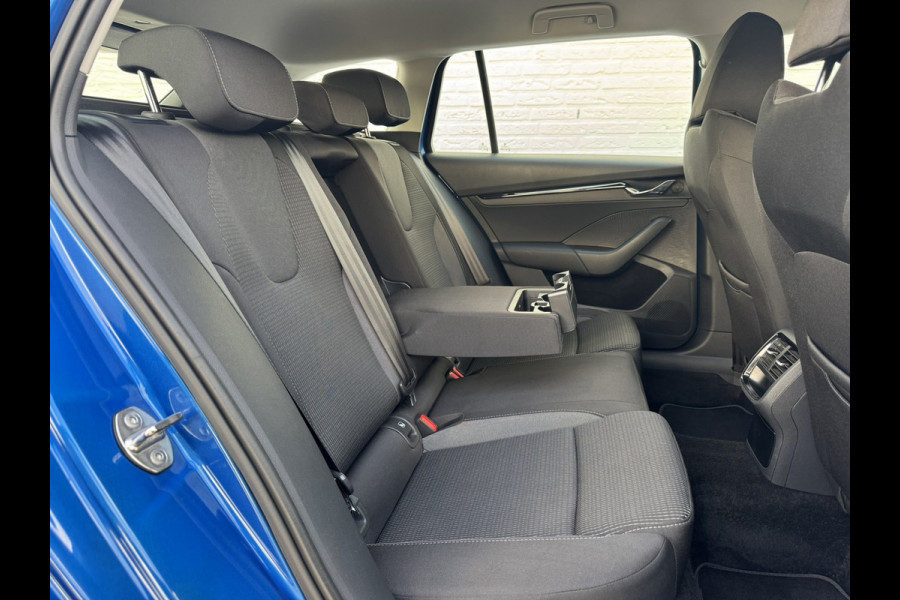 Škoda Octavia Combi 1.0 e-TSI Ambition Automaat ElectrTrekhaak Clima Carplay Navi Digitaal Dash Sfeerverlichting All-Season banden