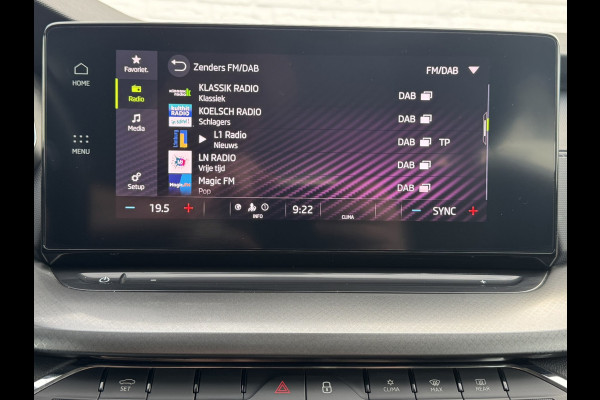 Škoda Octavia Combi 1.0 e-TSI Ambition Automaat ElectrTrekhaak Clima Carplay Navi Digitaal Dash Sfeerverlichting All-Season banden
