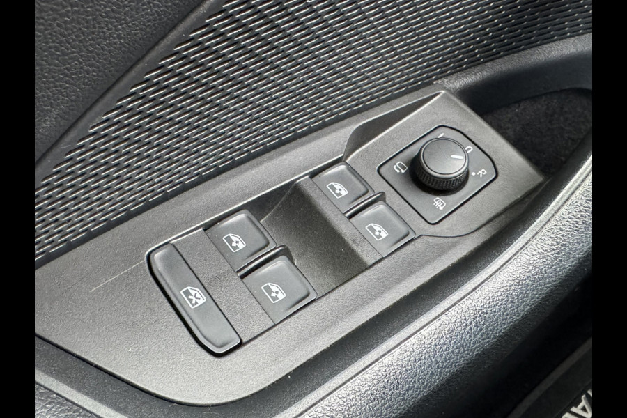 Škoda Octavia Combi 1.0 e-TSI Ambition Automaat ElectrTrekhaak Clima Carplay Navi Digitaal Dash Sfeerverlichting All-Season banden