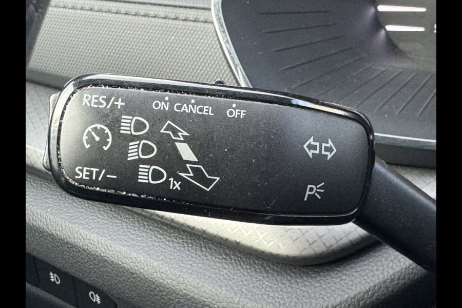 Škoda Octavia Combi 1.0 e-TSI Ambition Automaat ElectrTrekhaak Clima Carplay Navi Digitaal Dash Sfeerverlichting All-Season banden