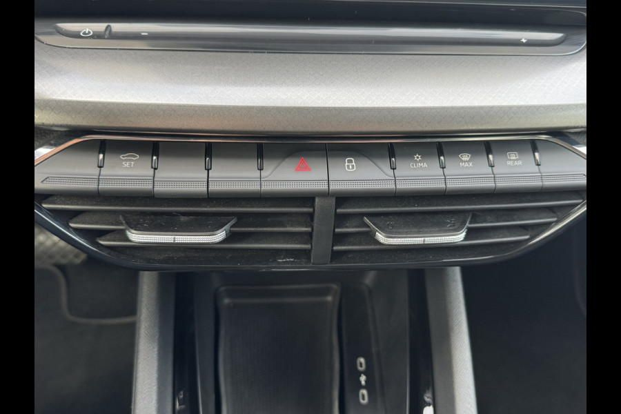 Škoda Octavia Combi 1.0 e-TSI Ambition Automaat ElectrTrekhaak Clima Carplay Navi Digitaal Dash Sfeerverlichting All-Season banden