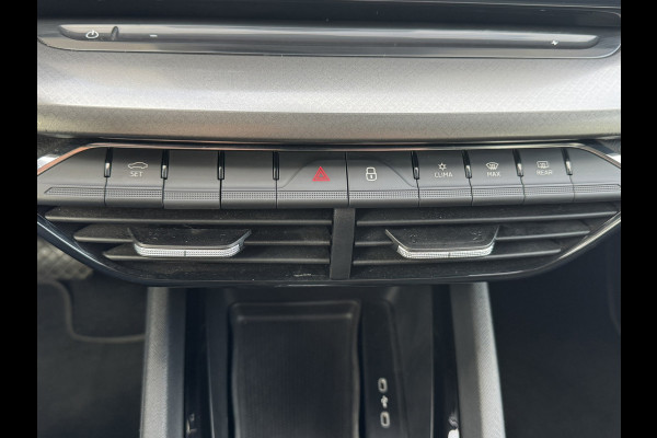 Škoda Octavia Combi 1.0 e-TSI Ambition Automaat ElectrTrekhaak Clima Carplay Navi Digitaal Dash Sfeerverlichting All-Season banden