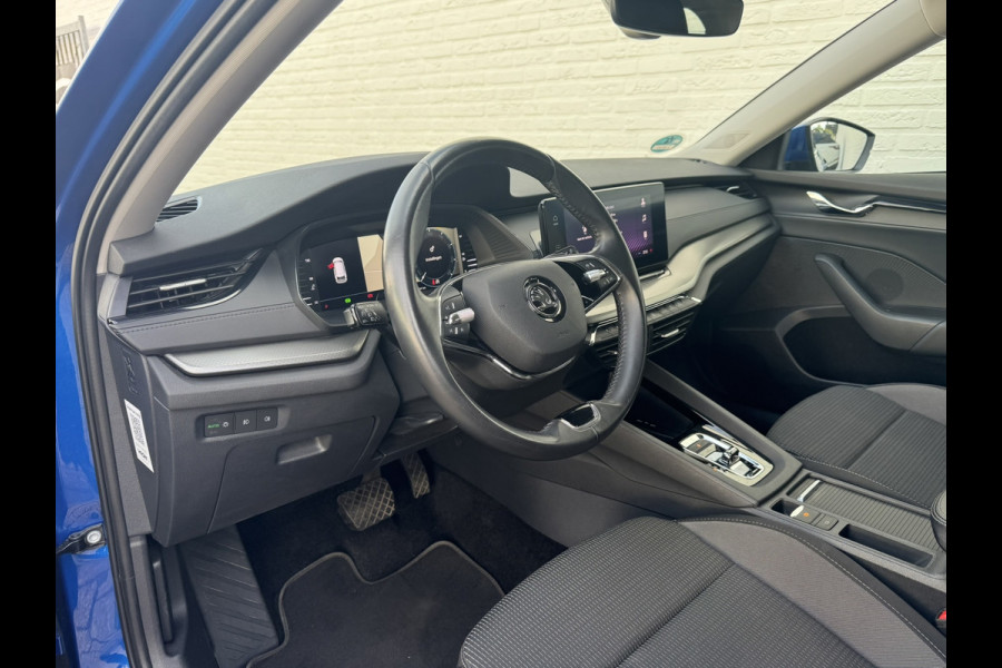 Škoda Octavia Combi 1.0 e-TSI Ambition Automaat ElectrTrekhaak Clima Carplay Navi Digitaal Dash Sfeerverlichting All-Season banden