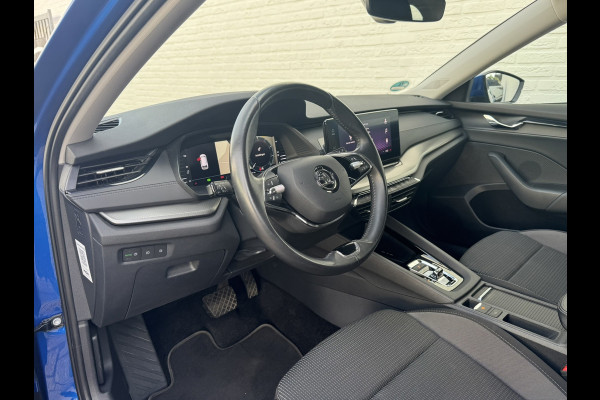Škoda Octavia Combi 1.0 e-TSI Ambition Automaat ElectrTrekhaak Clima Carplay Navi Digitaal Dash Sfeerverlichting All-Season banden