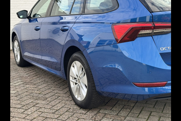 Škoda Octavia Combi 1.0 e-TSI Ambition Automaat ElectrTrekhaak Clima Carplay Navi Digitaal Dash Sfeerverlichting All-Season banden