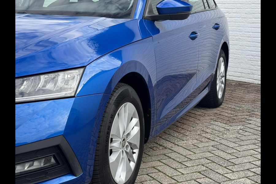 Škoda Octavia Combi 1.0 e-TSI Ambition Automaat ElectrTrekhaak Clima Carplay Navi Digitaal Dash Sfeerverlichting All-Season banden
