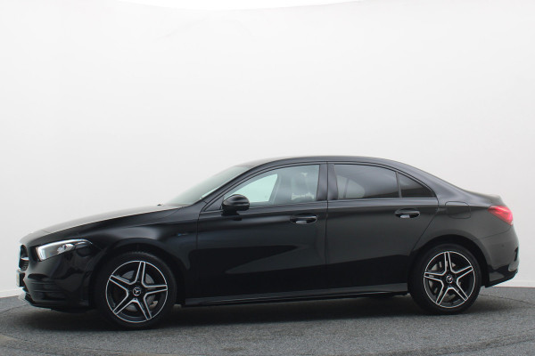 Mercedes-Benz A-Klasse 250 e Business Solution AMG Limited SOH 100%, Sfeerverlichting, Apple Carplay, Camera, LED, Lane Assist, 18"