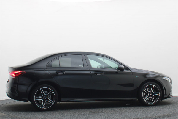 Mercedes-Benz A-Klasse 250 e Business Solution AMG Limited SOH 100%, Sfeerverlichting, Apple Carplay, Camera, LED, Lane Assist, 18"