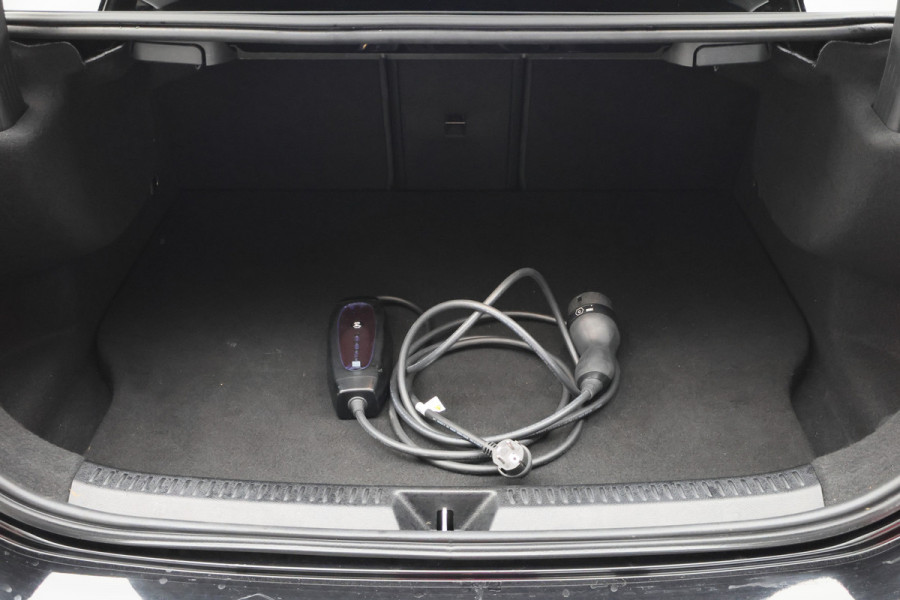 Mercedes-Benz A-Klasse 250 e Business Solution AMG Limited SOH 100%, Sfeerverlichting, Apple Carplay, Camera, LED, Lane Assist, 18"