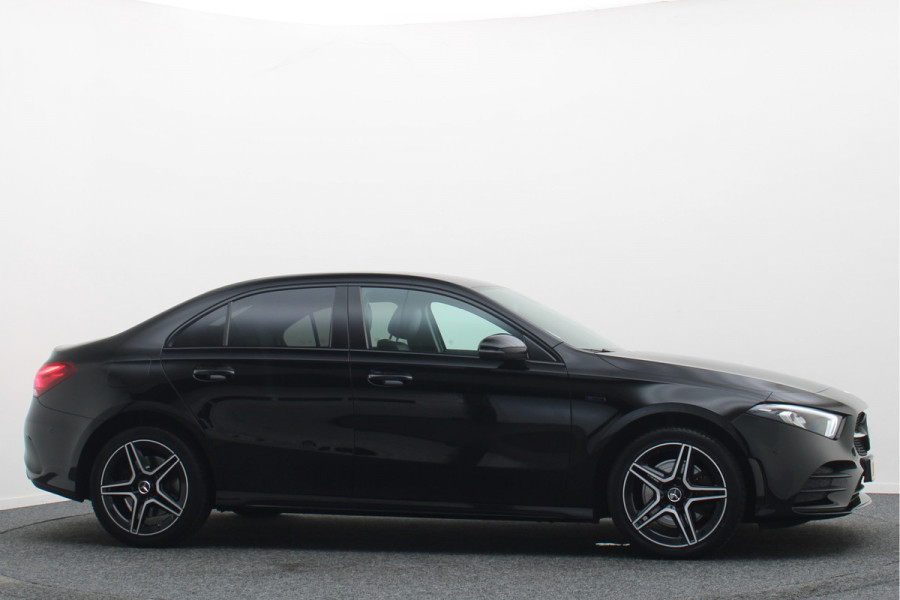 Mercedes-Benz A-Klasse 250 e Business Solution AMG Limited SOH 100%, Sfeerverlichting, Apple Carplay, Camera, LED, Lane Assist, 18"