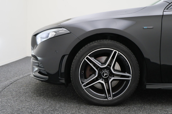 Mercedes-Benz A-Klasse 250 e Business Solution AMG Limited SOH 100%, Sfeerverlichting, Apple Carplay, Camera, LED, Lane Assist, 18"