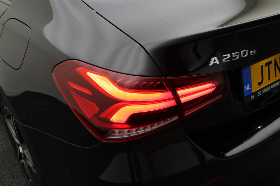 Mercedes-Benz A-Klasse 250 e Business Solution AMG Limited SOH 100%, Sfeerverlichting, Apple Carplay, Camera, LED, Lane Assist, 18"