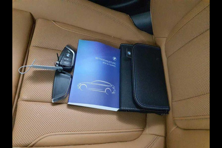 BMW 3 Serie Touring 318i Touring Auto BTW|M-sport|Pano|Dealer onderh|Trekhaak