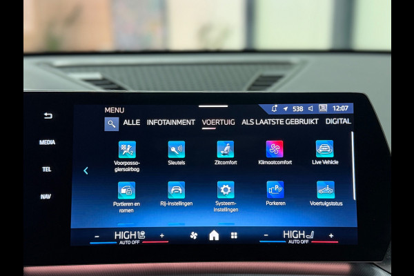 BMW X1 SDrive20i M Sport Pano Sportstoelen ACC Trekhaak Navi LED Camera Carplay