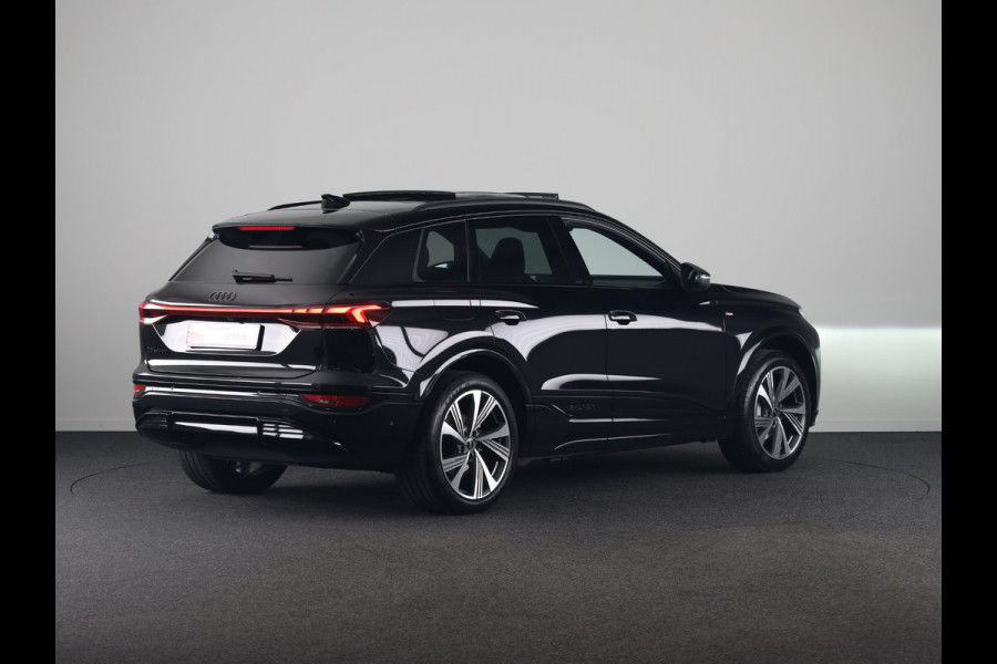 Audi Q6 e-tron S edition performance 100 kWh 306 pk | SOH 99,50% | Verlengde garantie | Navigatie | Warmetepomp | Panoramadak | Trekhaak (wegklapbaar) | Lederen bekleding | B&O Soundsystem | Rondomzicht camera | Head-up display | S-Line |